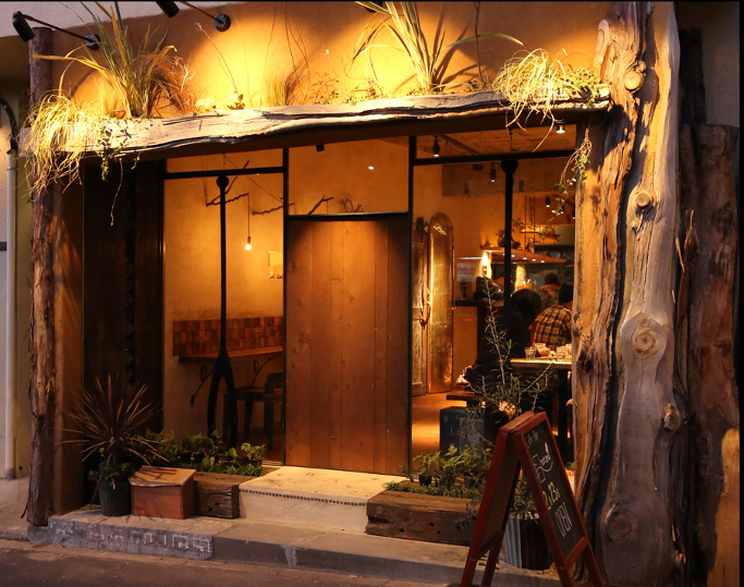 入口が２つあるおしゃれカフェ♪木々のぬくもり溢れる『cafe&bar totoru』