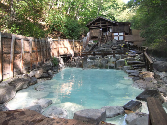 日頃の疲れを癒したい人必見…！大自然に囲まれ、開放感たっぷりの「蔵王温泉大露天風呂」をご紹介！