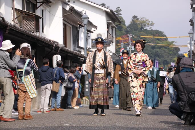 夜は３万本の竹灯ろうが優しく町並みを照らす「千年あかり」に。大分「日田天領まつり」に惹きつけられる