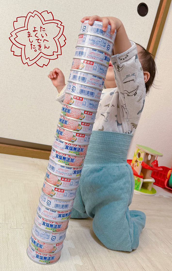 ツナ缶を積み上げる子供の画像