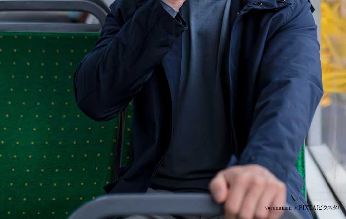 バス車内の男性の画像