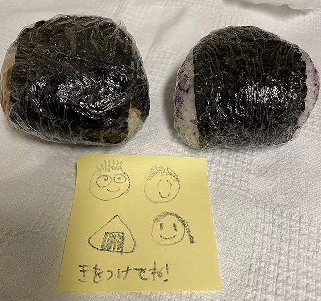 月岡さんが撮影したおにぎりと付せんの写真