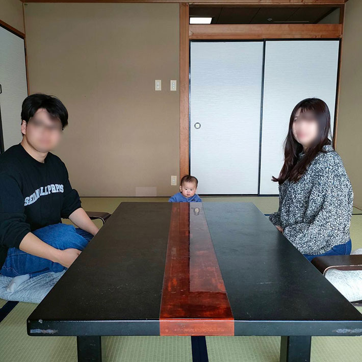 旅館の部屋にいる赤ちゃんの写真