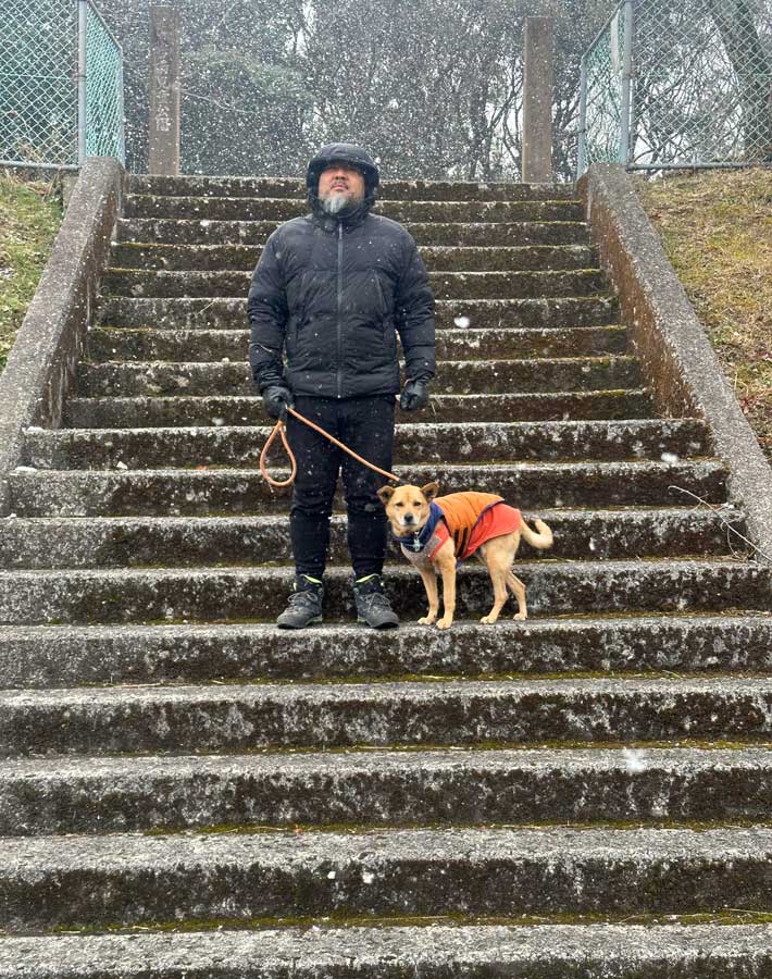 夫と犬の写真