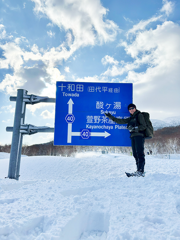 雪の中の道路標識の写真