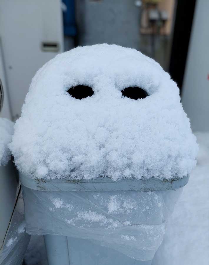 ゴミ箱に積もった雪