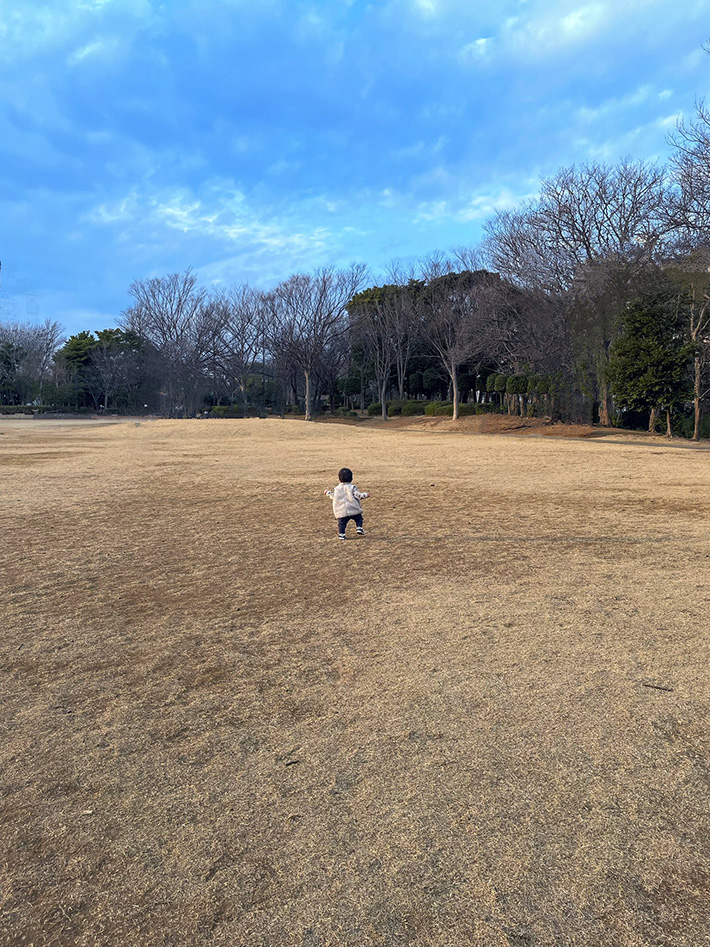 子供の後ろ姿の写真