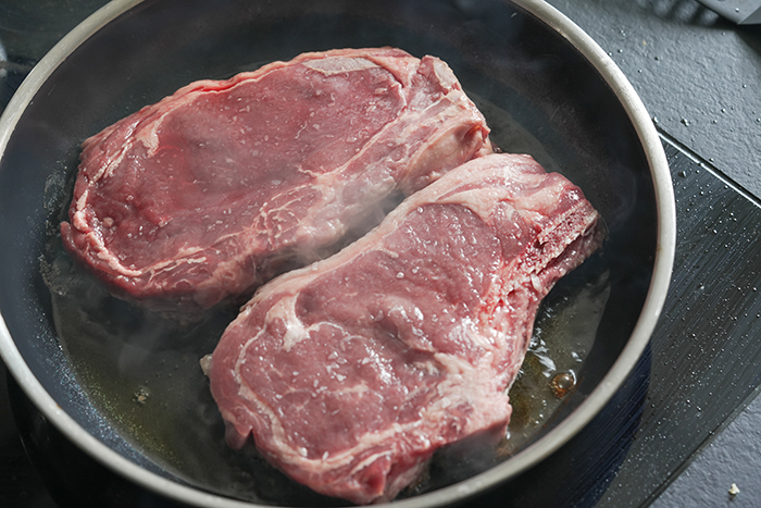 肉を焼く写真