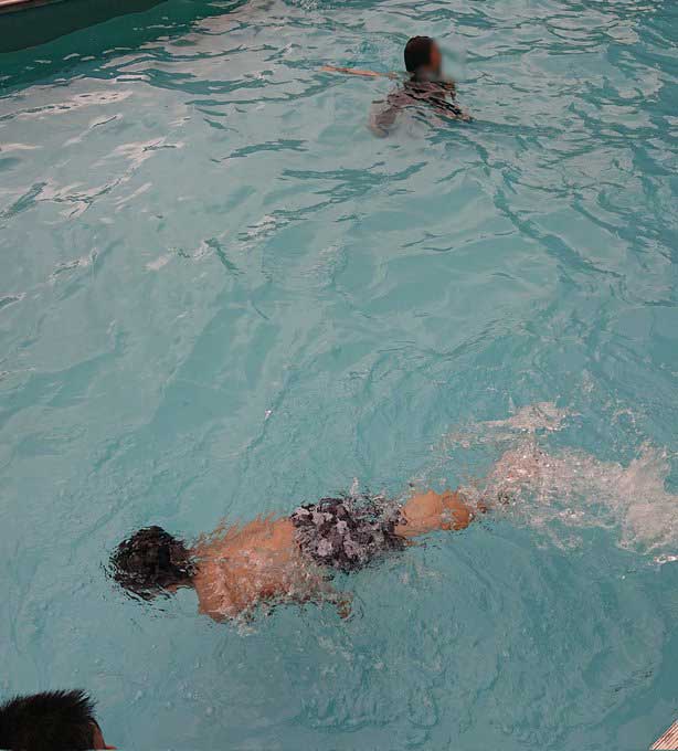 プールで泳ぐ子供