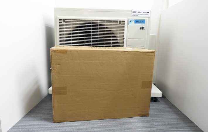 室外機の前に置かれたダンボール