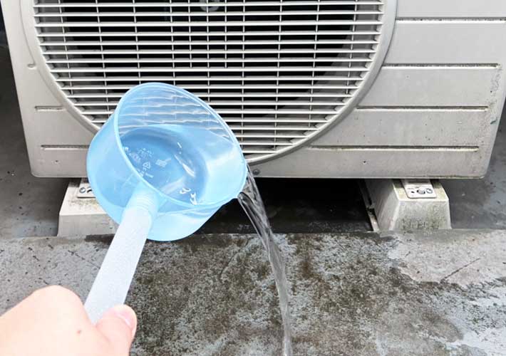 打ち水をするシーン
