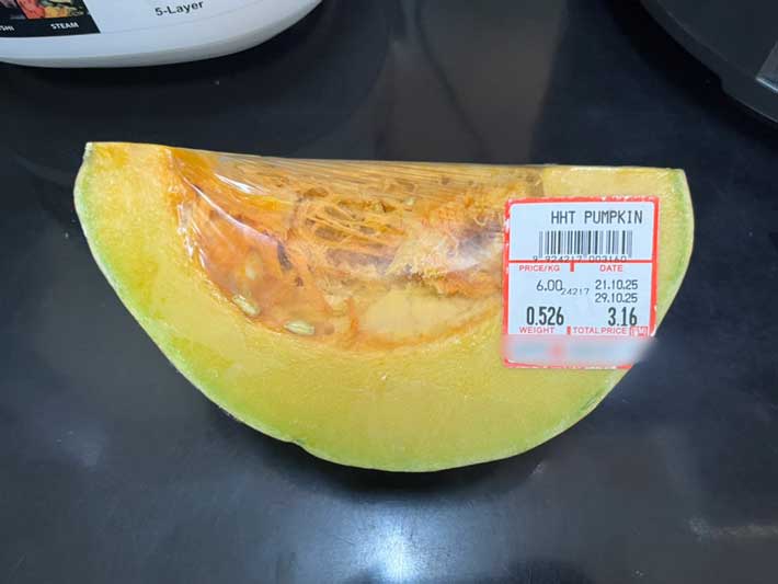 スーパーで買ったマレーシア産のカボチャ（撮影：grape編集部）