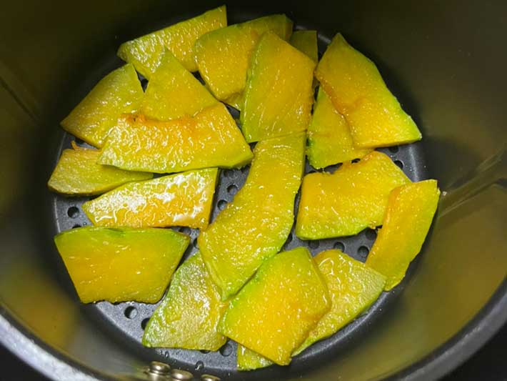 フライヤーでカボチャを調理（撮影：grape編集部）