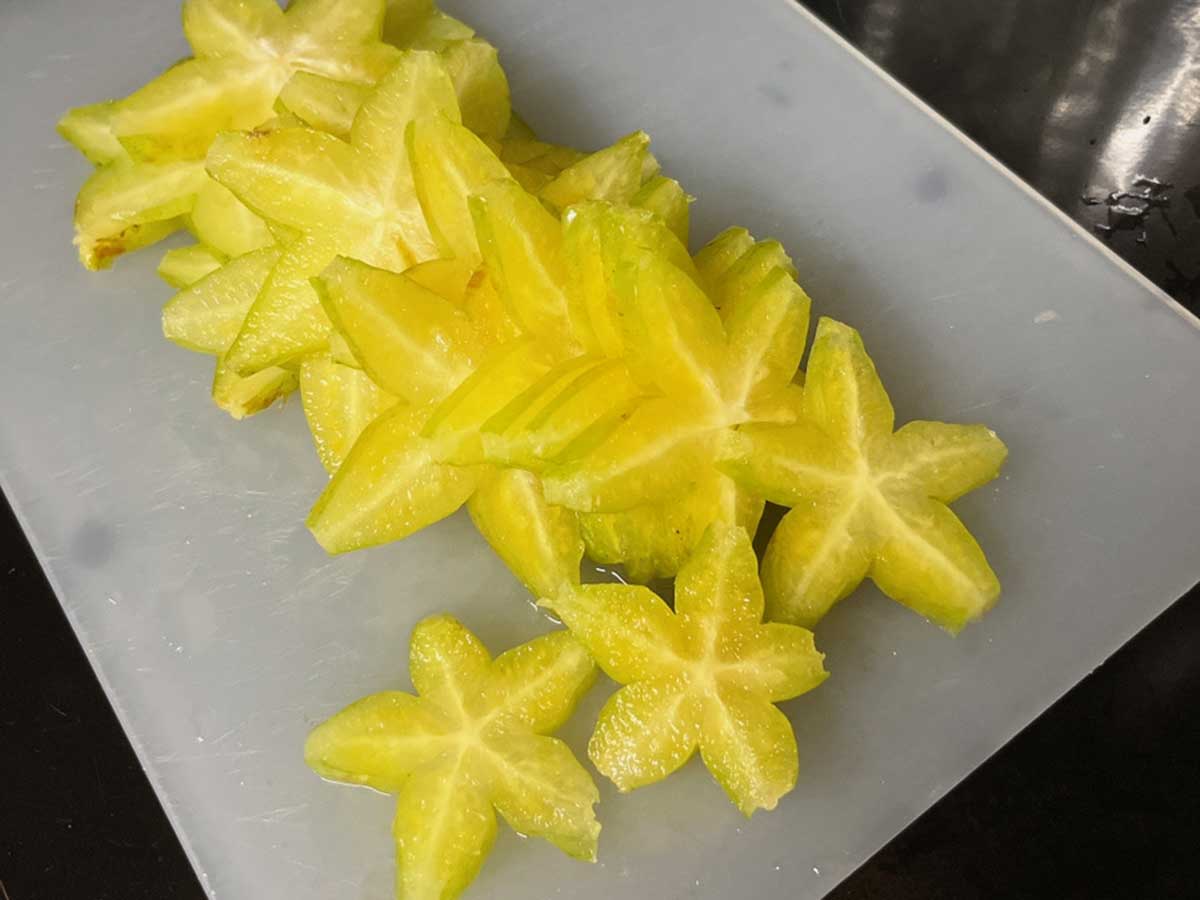 カットしたスターフルーツ（撮影：grape編集部）
