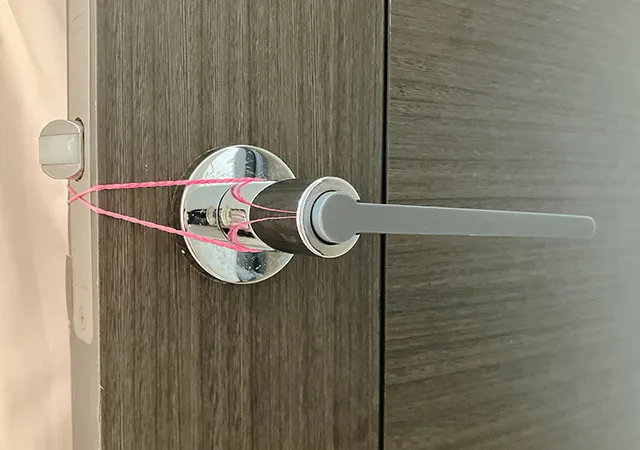 ドアノブと輪ゴム（撮影：grape編集部）