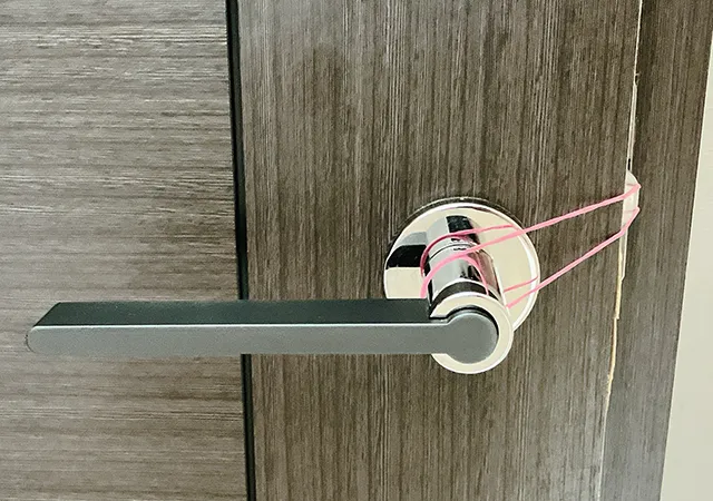 ドアノブと輪ゴム（撮影：grape編集部）