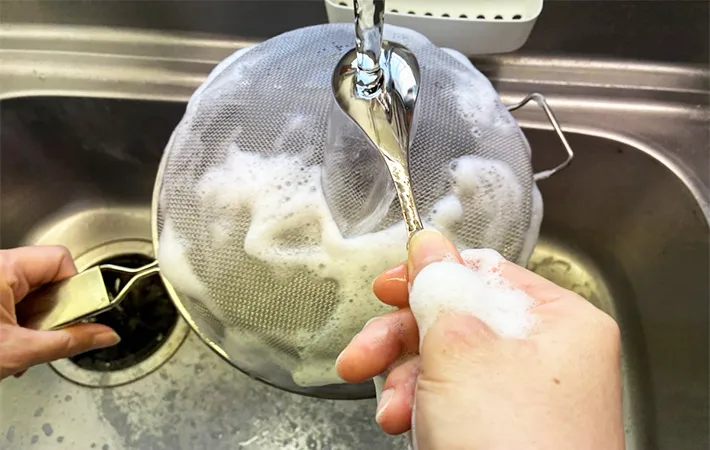 ザルを洗っている写真（撮影：grape編集部）