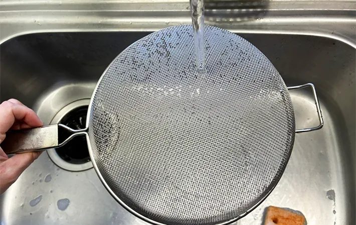 ザルを洗っている写真（撮影：grape編集部）