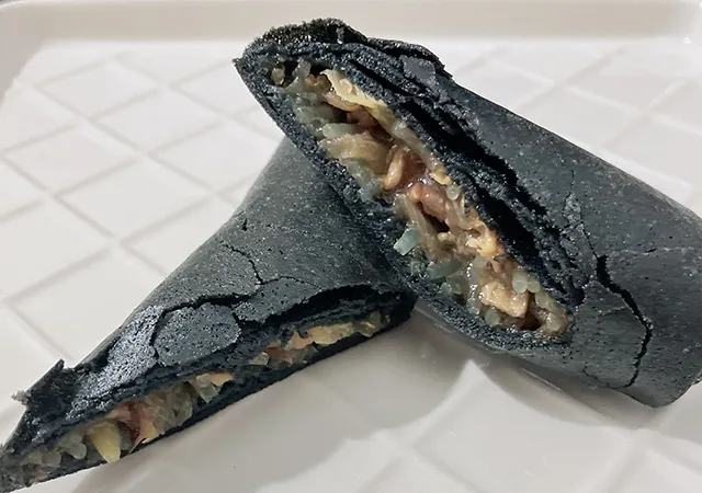 『黒いすき焼き春巻』（撮影：grape編集部）