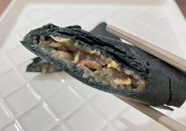 『黒いすき焼き春巻』（撮影：grape編集部）