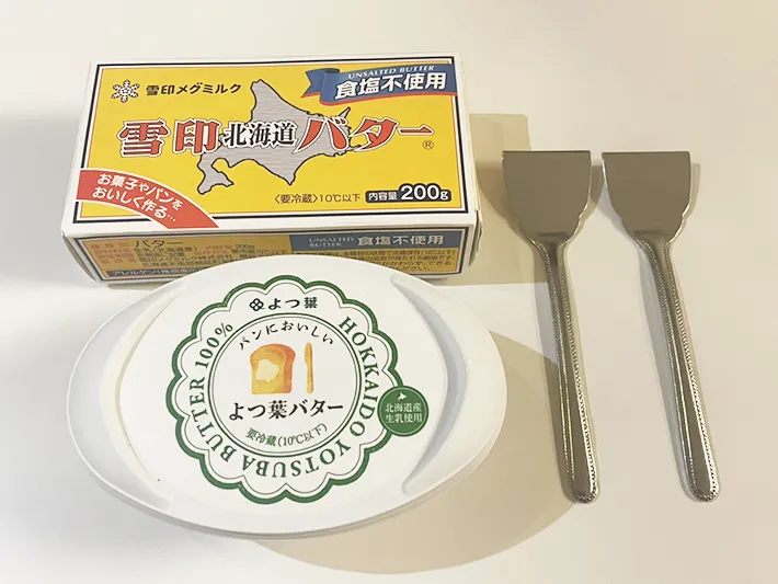 バターとヘラを並べた写真（撮影：grape編集部）