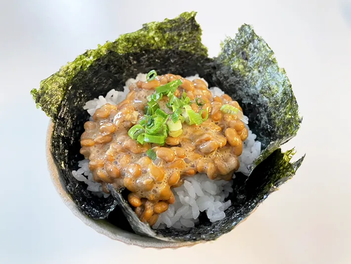 海苔を敷いたお茶碗に納豆ご飯を入れた写真（撮影：grape編集部）