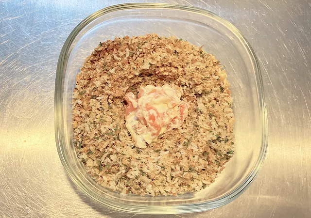 サーモンとパン粉（撮影：grape編集部）