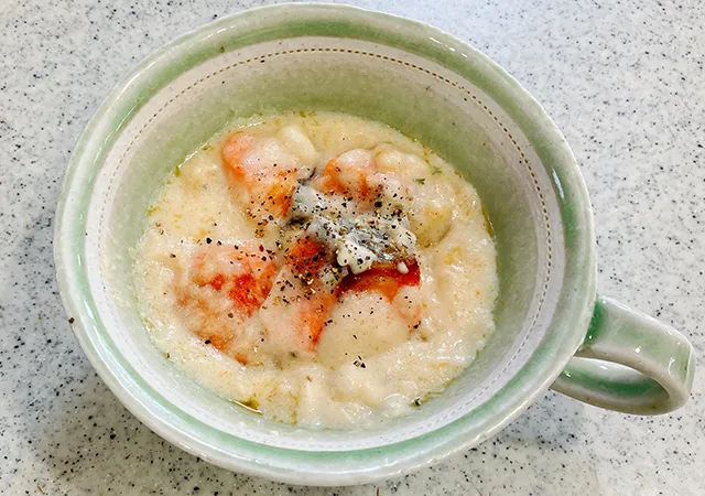 鮭とポタージュスープ（撮影：grape編集部）