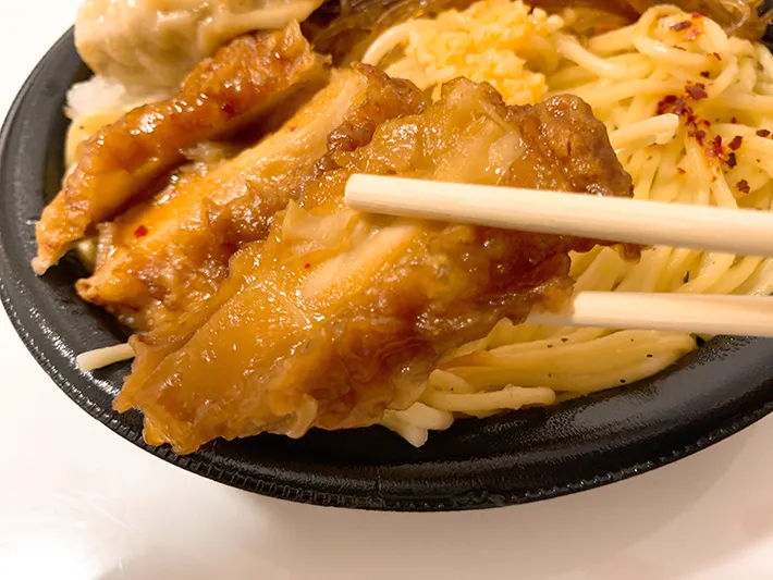 セブン-イレブン『ドカ盛り！欲張り中華弁当』の写真（撮影：grape編集部）