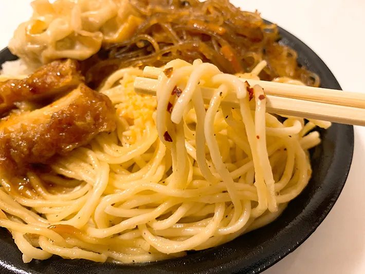 セブン-イレブン『ドカ盛り！欲張り中華弁当』の写真（撮影：grape編集部）