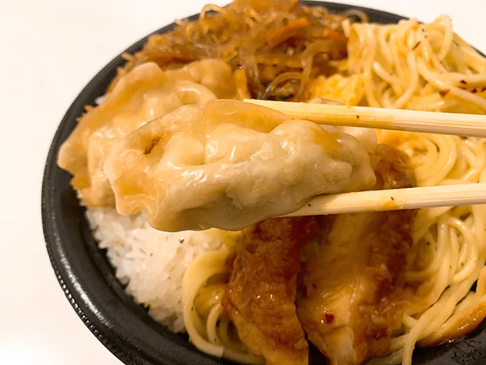 セブン-イレブン『ドカ盛り！欲張り中華弁当』の写真（撮影：grape編集部）