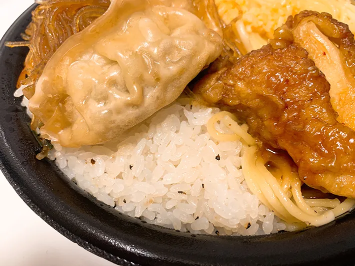 セブン-イレブン『ドカ盛り！欲張り中華弁当』の写真（撮影：grape編集部）