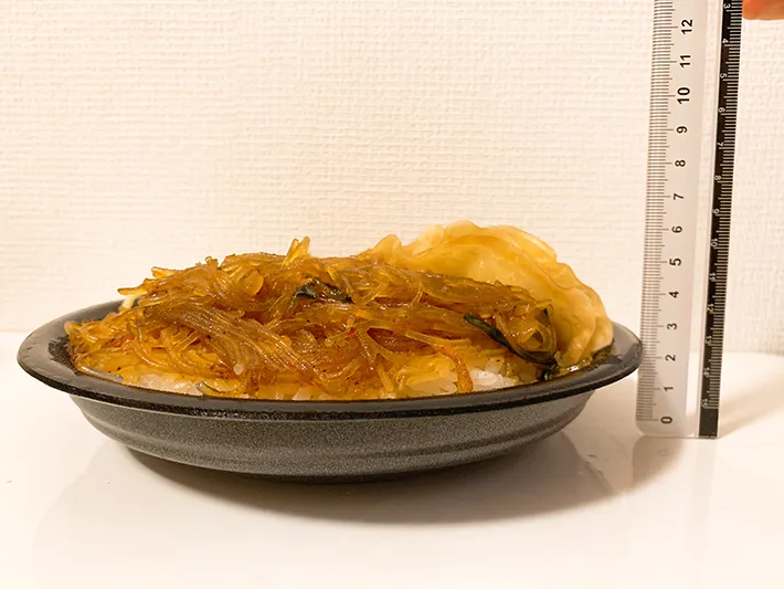 セブン-イレブン『ドカ盛り！欲張り中華弁当』の写真（撮影：grape編集部）