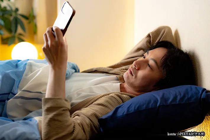 スマホを見る人のイメージ画像