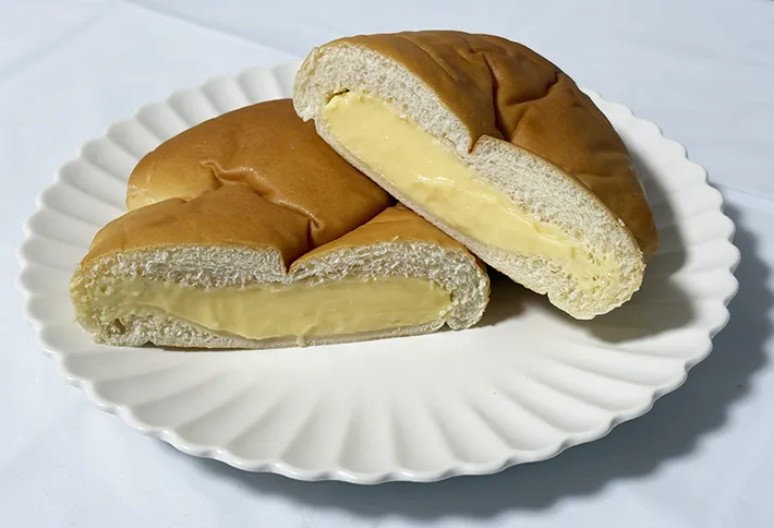 もれそうなメガクリームパンの画像（撮影：grape編集部）