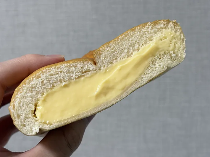 もれそうなメガクリームパンの画像（撮影：grape編集部）