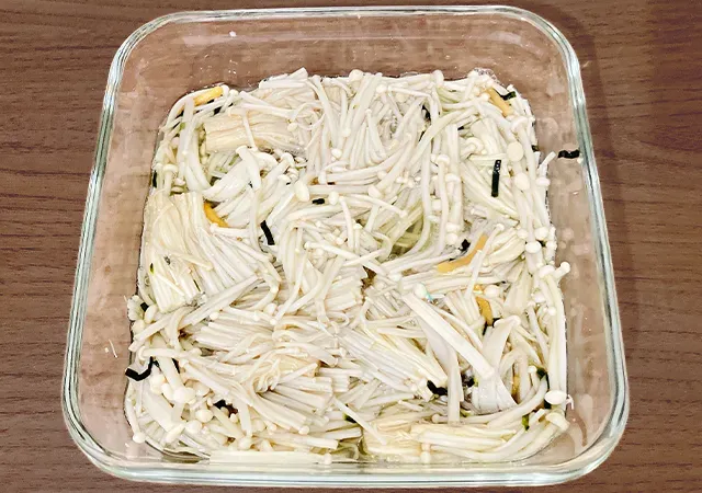 エノキと『お茶づけ海苔』（撮影：grape編集部）