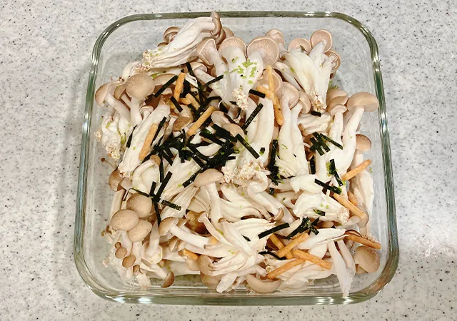 シメジと『お茶づけ海苔』（撮影：grape編集部）