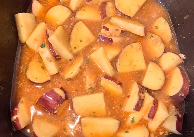 サツマイモと『麻婆豆腐の素』（撮影：grape編集部）