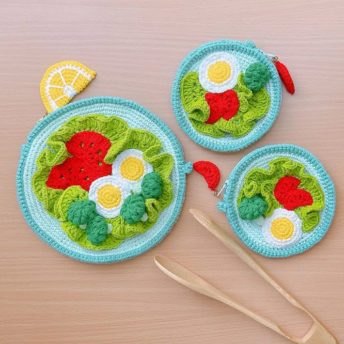 毛糸で編んだサラダのポーチ