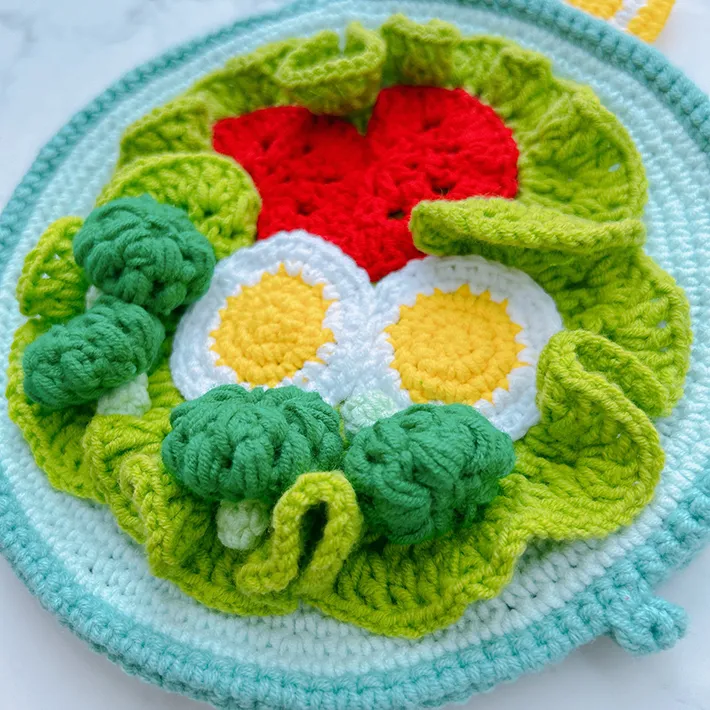 毛糸で編んだサラダのポーチ