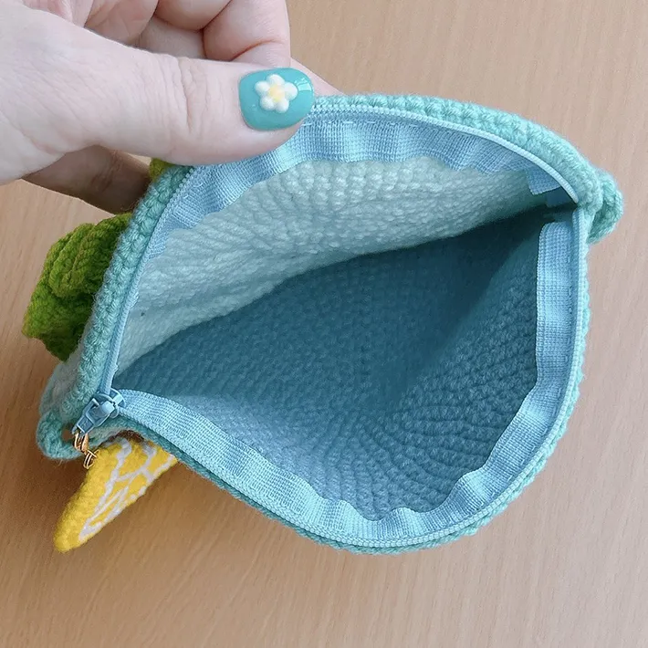 毛糸で編んだサラダのポーチ