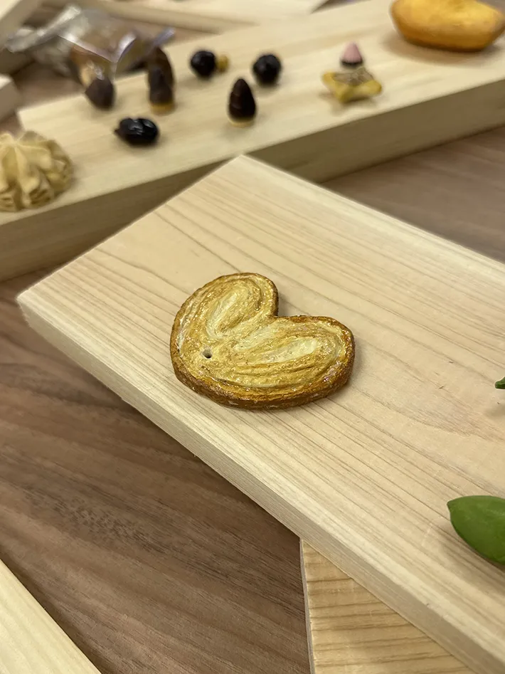 木彫りの源氏パイ写真