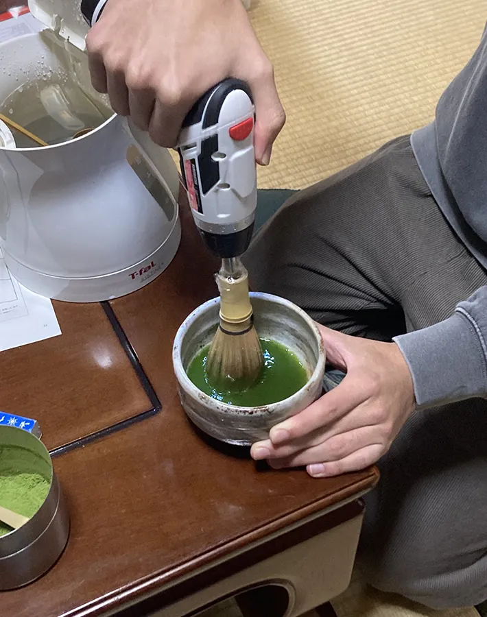 抹茶を立てているところ