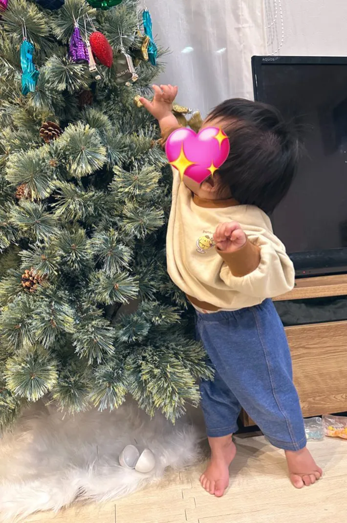 赤ちゃんとクリスマスツリー