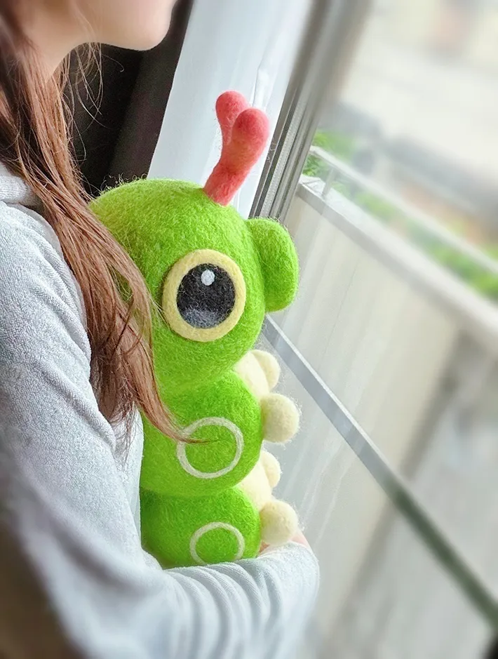 羊毛フェルトで作ったキャタピーの写真